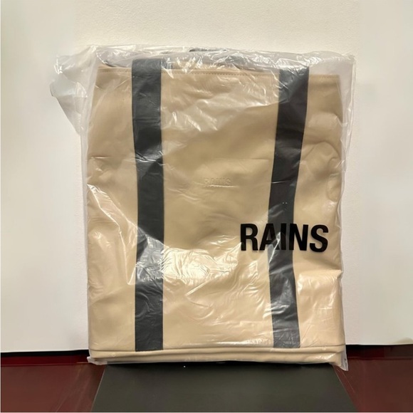 NWT Rains Hilo Weekend Waterproof Bag in Sand and Black - Picture 4 of 5